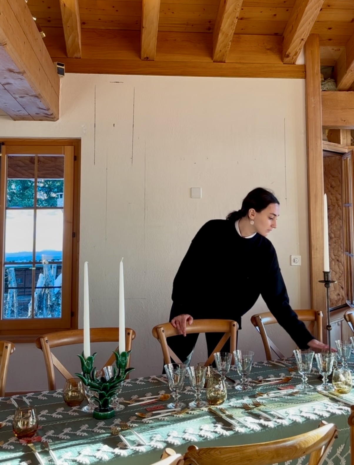 Daniela dressant une table dans un chalet