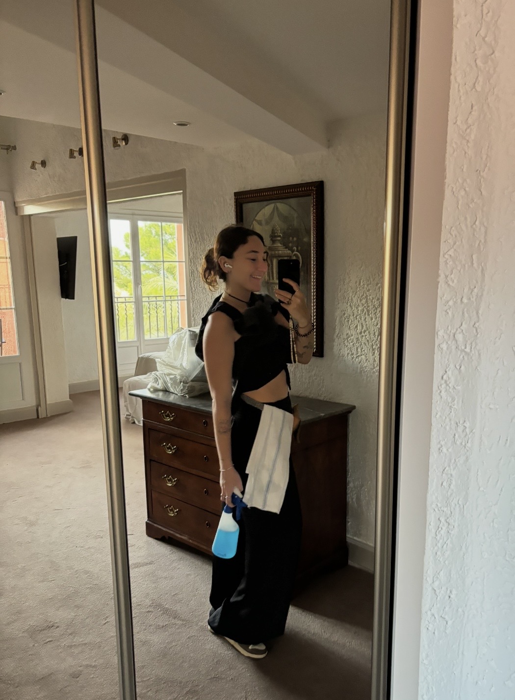 Daniela préparant une chambre