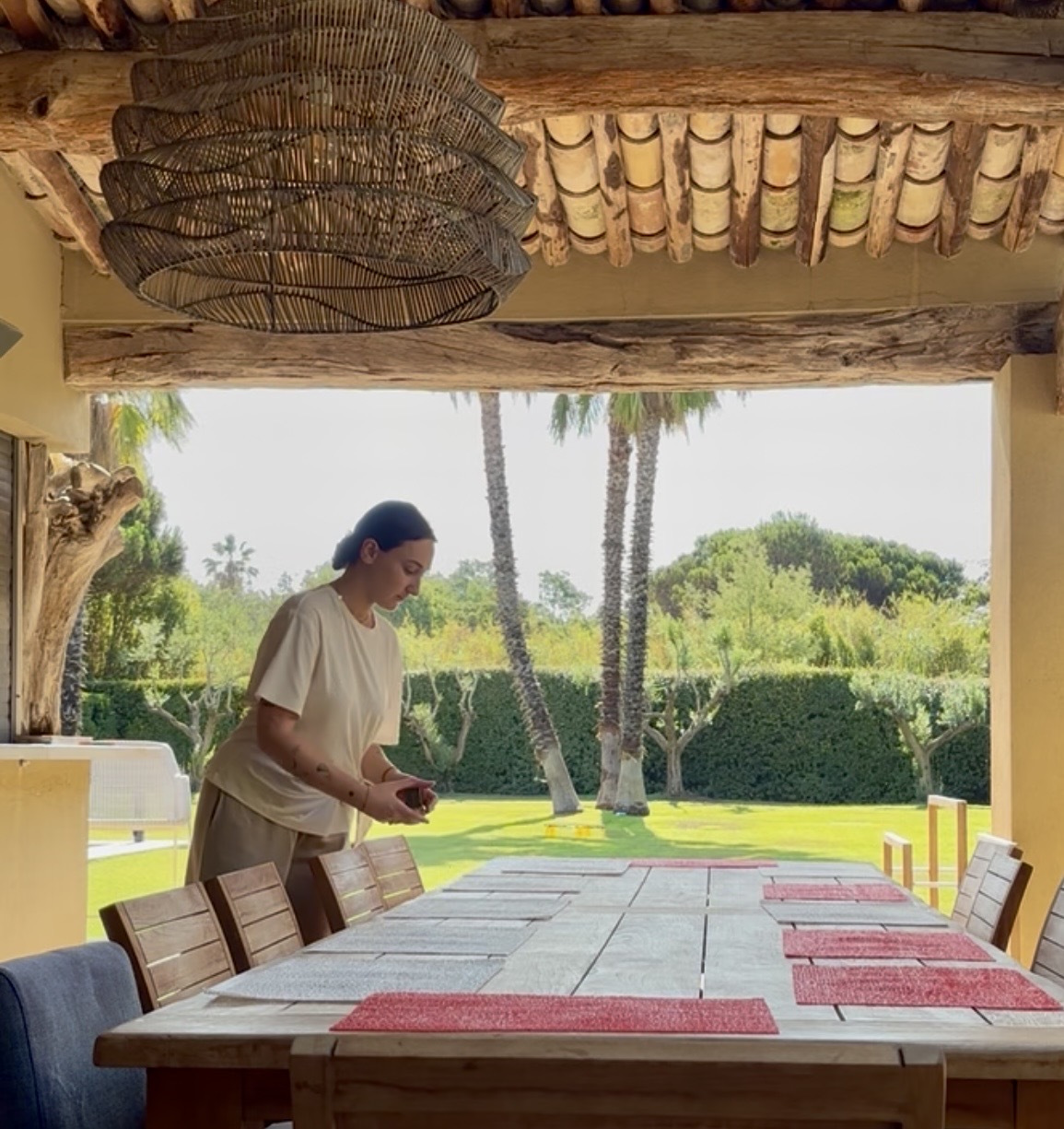 Daniela dressant la table